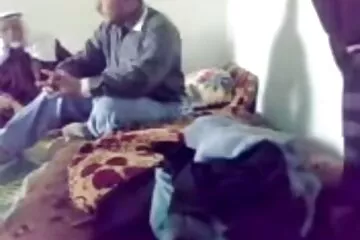 Mostoha anya elcsábítja mostohafiát szaftos hatalmas faszos csajok seggével.