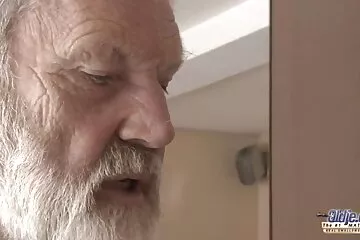 Fiatal pár bassz nagyfaszok meg először egy randevún egy szállodai szobában.