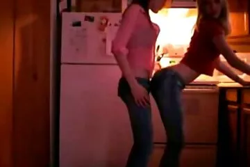 A lány az ősei nappalijában baszik, hazaviszi faszos nő a barátját.