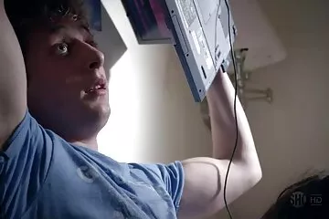 Ollót készített az arcára, és bugyit tett a nagy farkak porno szájába.