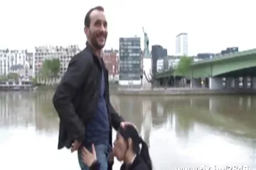 Amikor a barátnőd szeret egy hármasban, és farok kiverés felhívja a barátját.