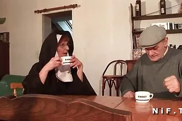Megcsalta feleségét szemtelen faszkiverés Szexi szobalány.