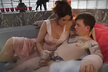 A valaha volt legjobb nagy fadz szopás egy gyönyörű úrnőtől piros fehérneműben.