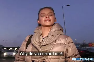 Mély szopás egy melles szépségtől zuhanyozás után. óriásfasz
