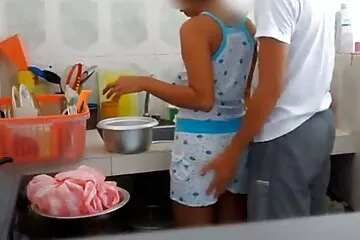 Brave adott az első faszos nők randevún mindkét lyukban.