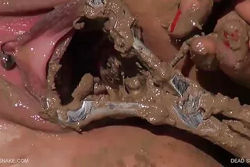 Apa behatolás nélkül fényesíti és cumizza fia nagy farkak barátnőjének farmerjét.