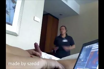 Az izzadt edzőtermi fekete farkak edzés fétis kemény szexbe fordul.