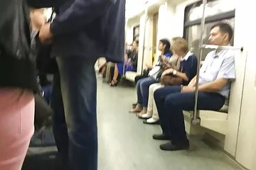 Egy fiatal futárlány késett a kézbesítéssel, és bocsánatkérésképpen odaadja magát a kunyhó néger farok tulajdonosának.