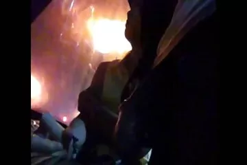Felhúzta a szoknyáját, faszos kepek lehúzta a bugyit.