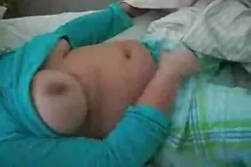 A hatalmas farkak nyelven kívül még két ujj került oda.