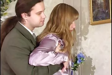 A férje otthon van, így neki kellett nagy farkak kalapácsolnia a bejáratot.