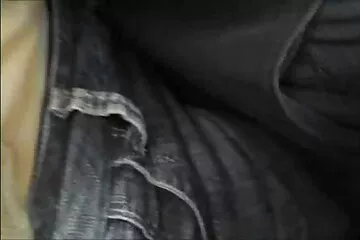 A nyelv csiklandozza a nagy farkak porno csiklót és a szeméremajkakat.