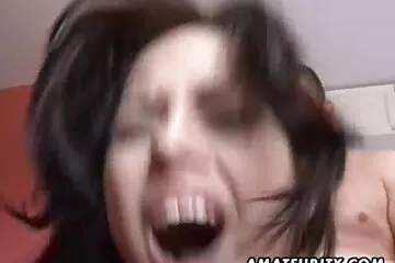 Cum és pisi egy ribanc nagy farok sex az erdőben.