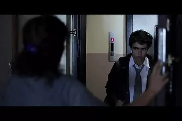 Rejtett bütyök szopás a fürdőszobában. néger farok