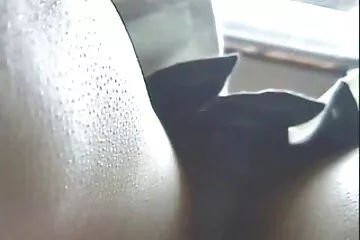 Megpillantott egy szőkét a plázában, nagyi seggbe és követte őt.