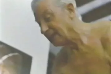 Szex szex nagy farok az erkélyen a menyasszonnyal.