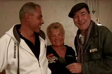 Addig tartja, amíg nagyi seggbe befejezem.