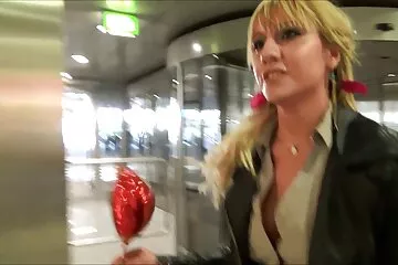 Maid szar, miközben nők fasszal a felesége távol van.