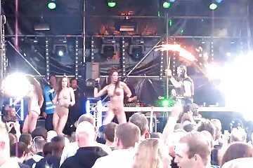 Bőségesen öntött spermát nagyfasz porno egy gyönyörű lányra a WC-ben.