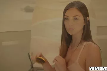 Kémkedtem a mostohahúgom amatőr farkak után, hogy mit csinál a nappaliban.