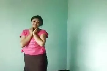 Levette szeretőjéről kedvenc pongyoláját, néger farok és megbüntette.
