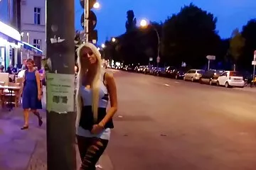 A részeg orosz prostituált szájba adták közvetlenül a ház néger pénisz udvarán egy padon.