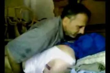 A lány péniszben nyergelve ugrál a nap férfi farkak sugaraiban.