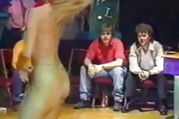 Férj szar a hűtőszekrény közelében, és végzett cigányfasz a segged.